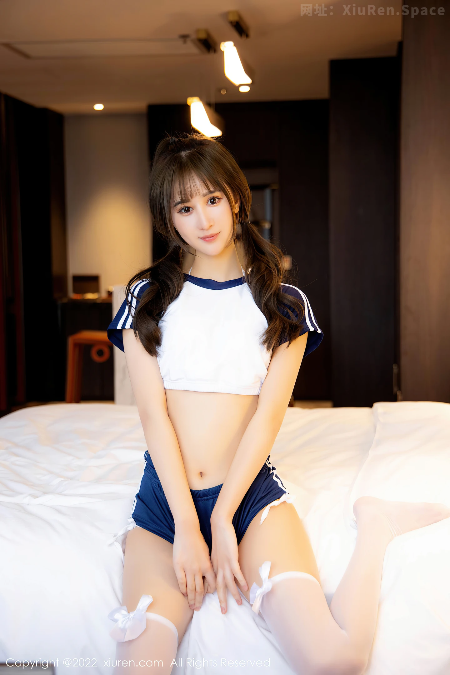 图片[5]-[XiuRen秀人网]VOL.4726 女神小果冻儿半脱白色短款上衣露蓝色内衣白丝袜性感迷人写真83P-秀人网官方网站